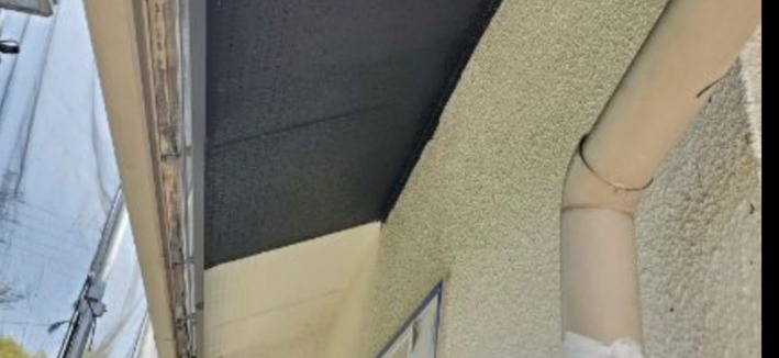 軒天を施工している途中の状態